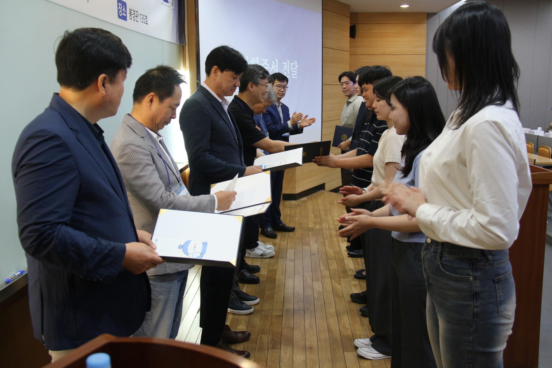 국제통상학과 50주년 동문회 장학금전달.jpg 첨부 이미지